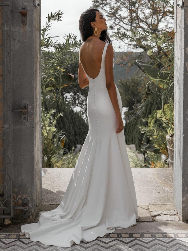 White Simple Mermaid Wedding Dress With Train Bateau Neck Sleeveless Backless Satin Bridal Dresses