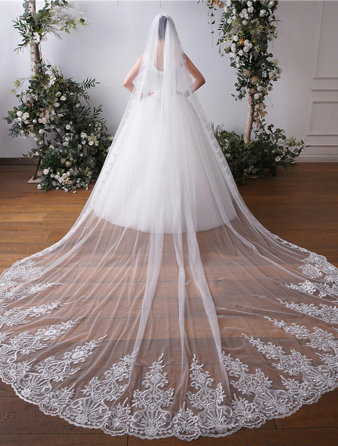 One-tier Lace Applique Edge / Lace Wedding Veil  Embroidery / Appliques / Paillette 118.11 in (300cm) Tulle