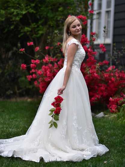 A-Line/Princess Tulle V-neck Sleeveless Applique Court Train Wedding Dresses