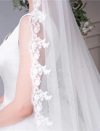 One-tier Lace Applique Edge / Lace Wedding Veil  Embroidery / Appliques / Paillette 118.11 in (300cm) Tulle