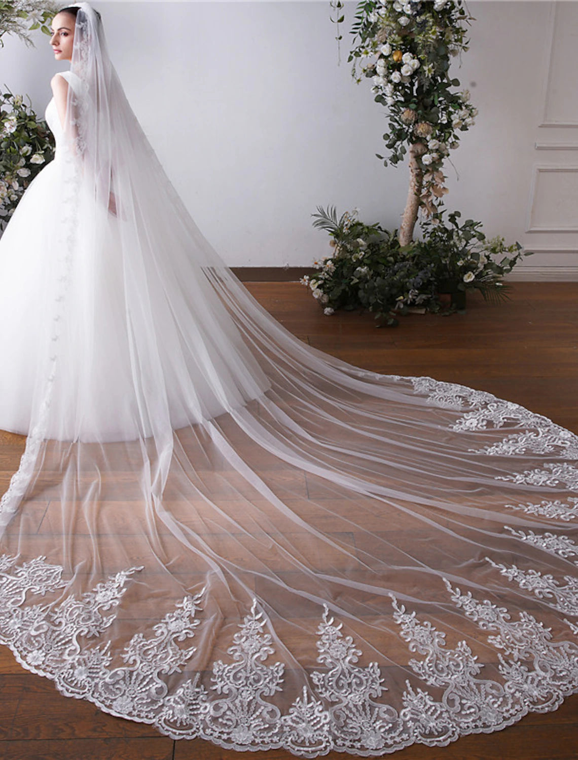 One-tier Lace Applique Edge / Lace Wedding Veil  Embroidery / Appliques / Paillette 118.11 in (300cm) Tulle